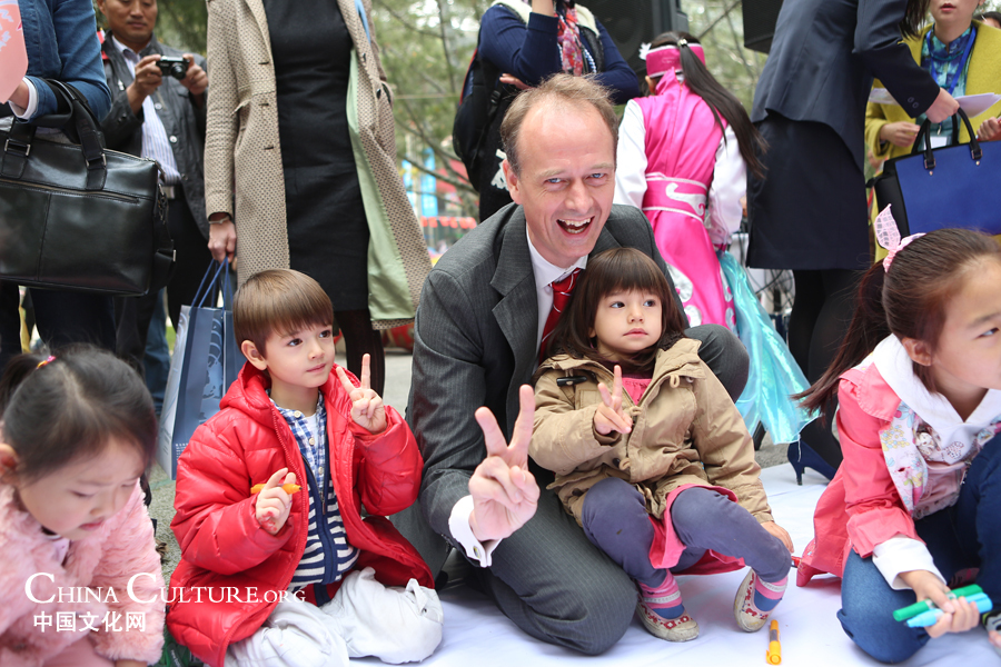 Flag of Peace painting exhibition held in Beijing