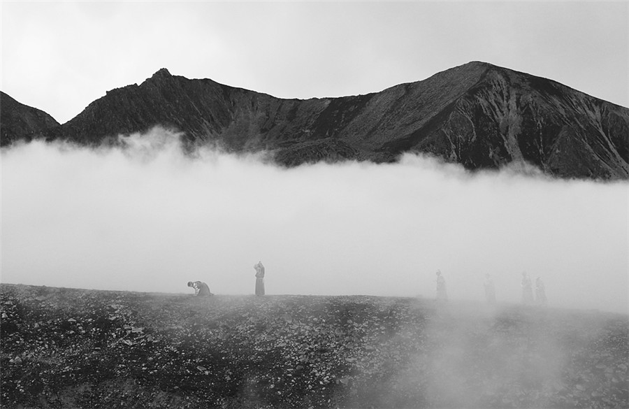 Stunning images of devout Tibetan Buddhist pilgrims