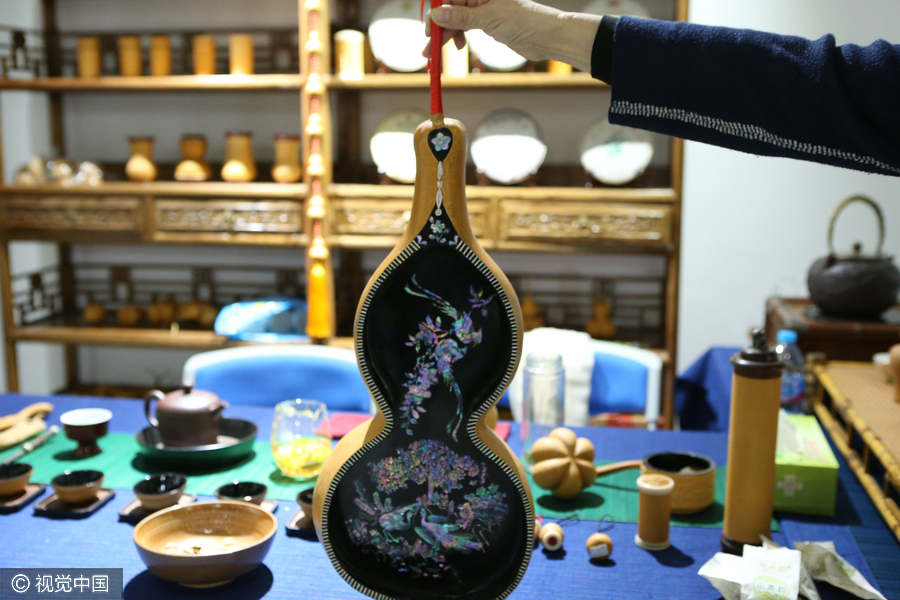 Gourd creative crafts showcased in Shanghai