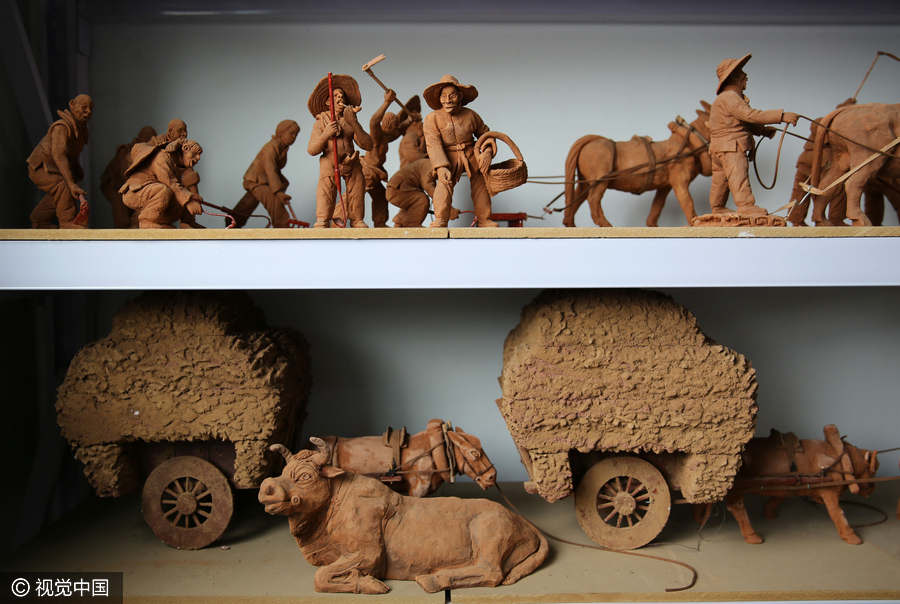 Artist in Xi'an keen on making clay sculptures