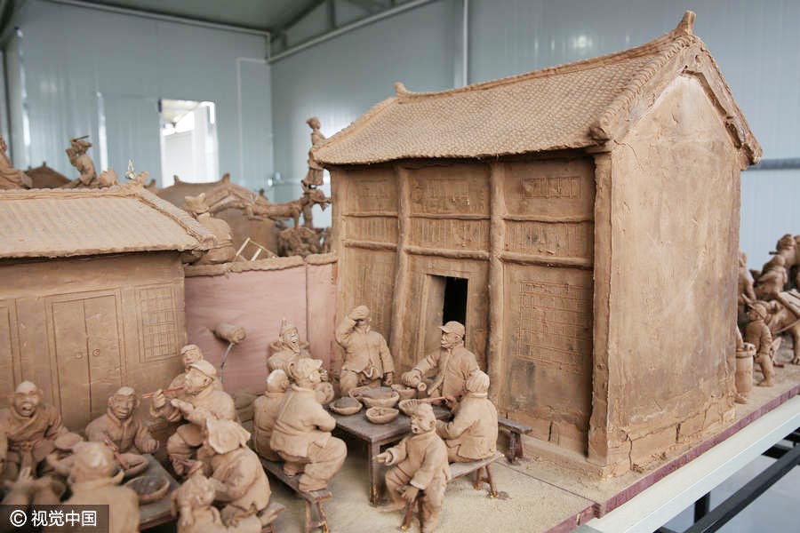 Artist in Xi'an keen on making clay sculptures