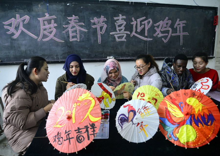 Int'l students paint patterns on umbrellas to greet Year of Rooster