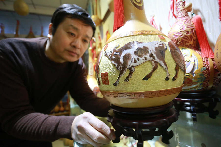 Zhengzhou folk artist creates exquisite gourd carvings