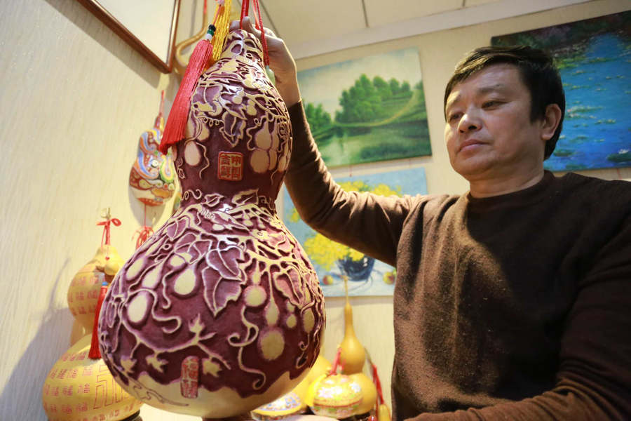 Zhengzhou folk artist creates exquisite gourd carvings