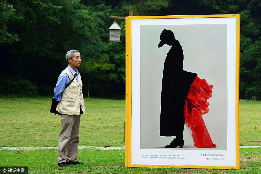 Over 3,000 photos add to the beauty of Hangzhou's West Lake