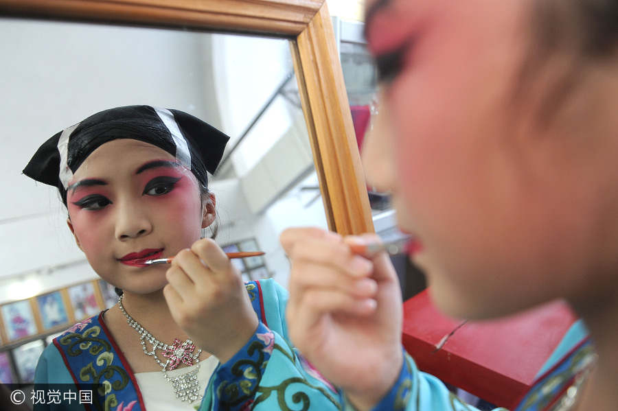 Girl's dedication to Peking Opera art