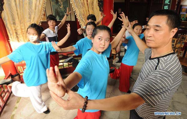 Artists perform Meilin Opera in Taining county, Fujian province