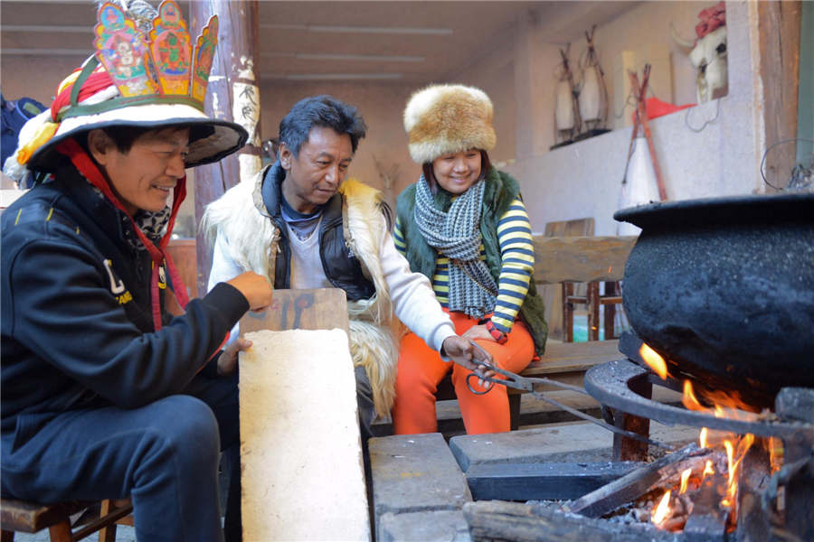 Dongba papermaking craft in Lijiang