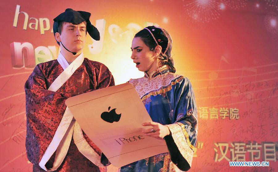 Foreign students perform in Chinese college