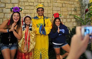 Foreign students perform in Chinese college