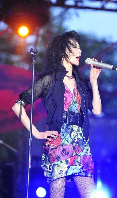 Maggie Cheung flops at music fests