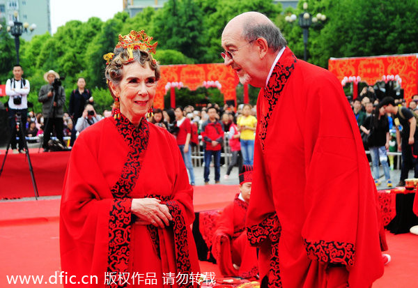 Chinese and foreign couples stage Han wedding