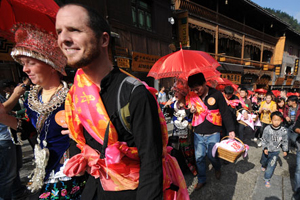 Chinese and foreign couples stage Han wedding