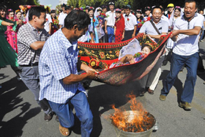 Chinese and foreign couples stage Han wedding