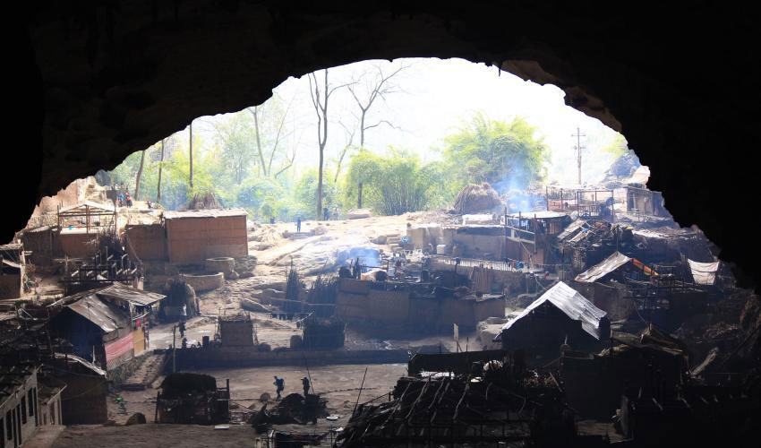 The last cave-dwelling tribe in Asia