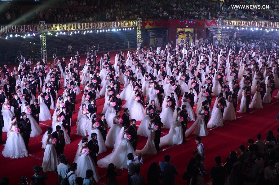 Alumni of Zhejiang University attend group wedding