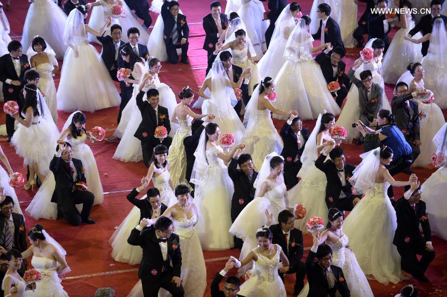 Alumni of Zhejiang University attend group wedding