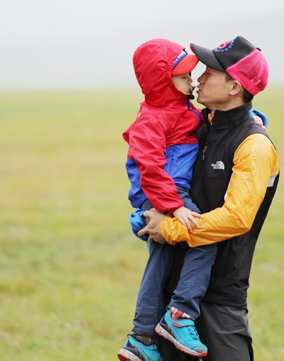 'Dad Where're We Going?' on Hulunbuir grassland