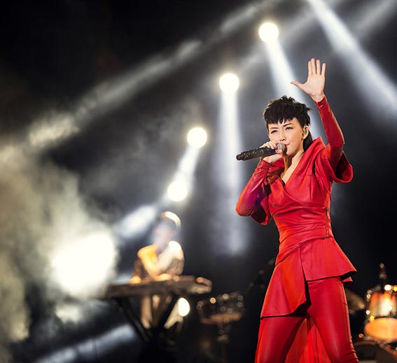 Stefanie Sun holds last concert of 2014 Asian tour