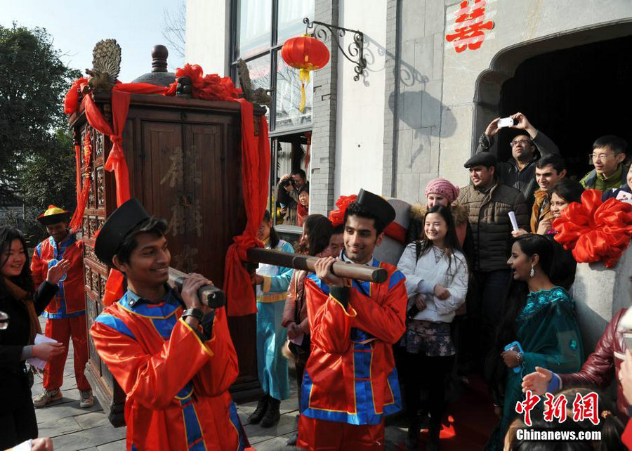 Foreign students experience Qing-style wedding ceremony