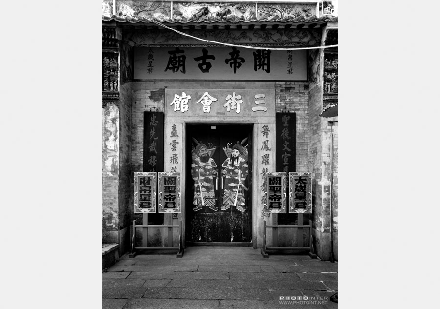 Ancestral temples and door gods of Chinese folk culture