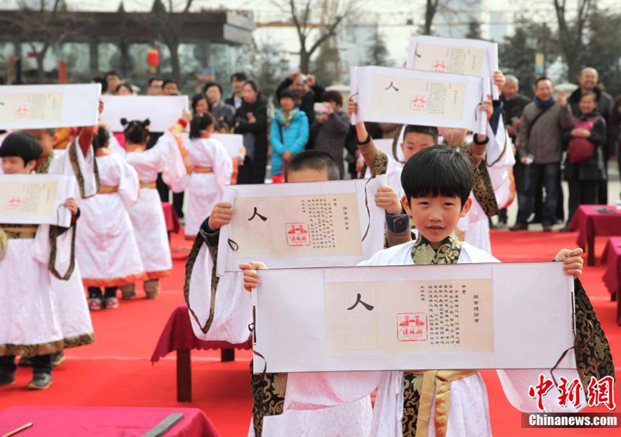 Children experience First Writing Ceremony in Han-style clothes