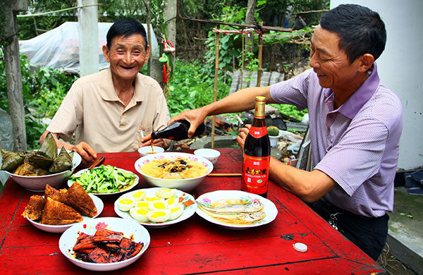 Traditional customs mark Dragon Boat Festival