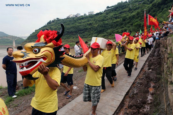 Dragon boat race held to celebrate upcoming Duanwu Festival around China