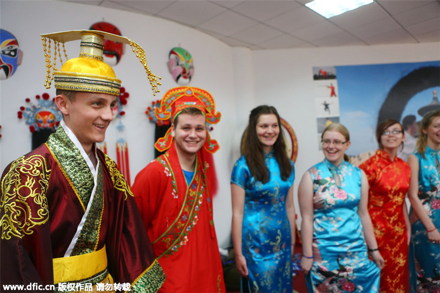 UK students experience Chinese culture in Tianjin