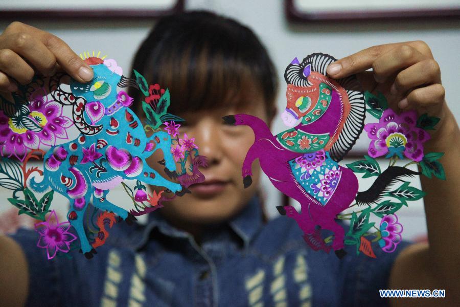 Craftsmen make paper-cuttings in Hebei of North China