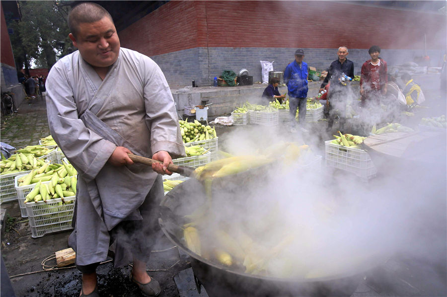 Shaolin Temple shares harvest with tourists