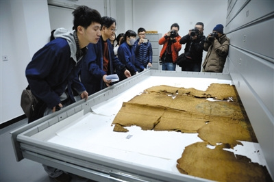 Historical relics from the Ming Tombs move to new storehouse