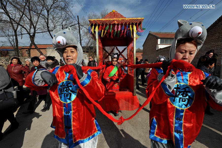 Folk artists perform 'Mouse Marriage' to pray for harvest