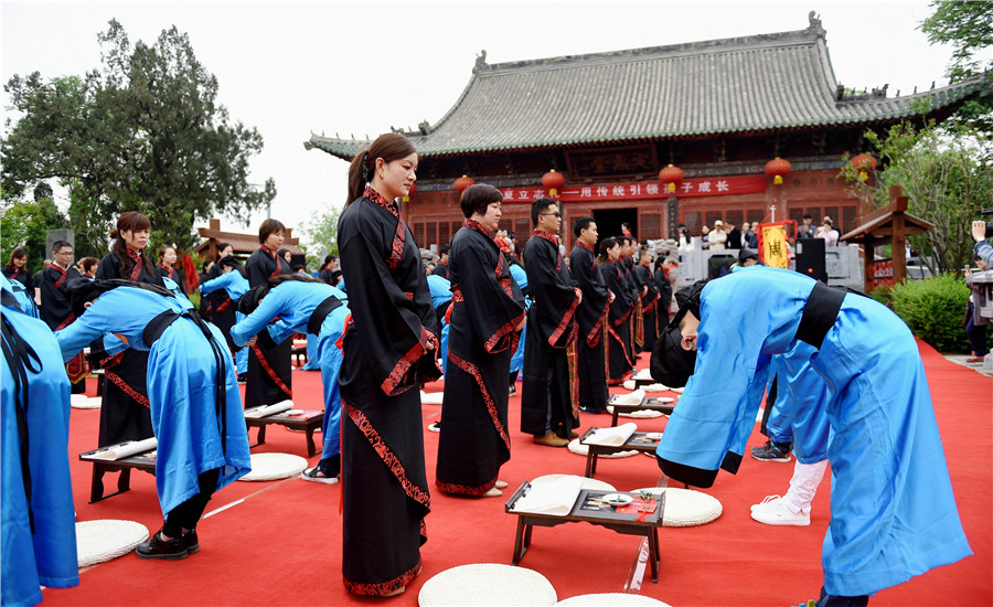 Pupils learn traditional Han-style etiquette in C China