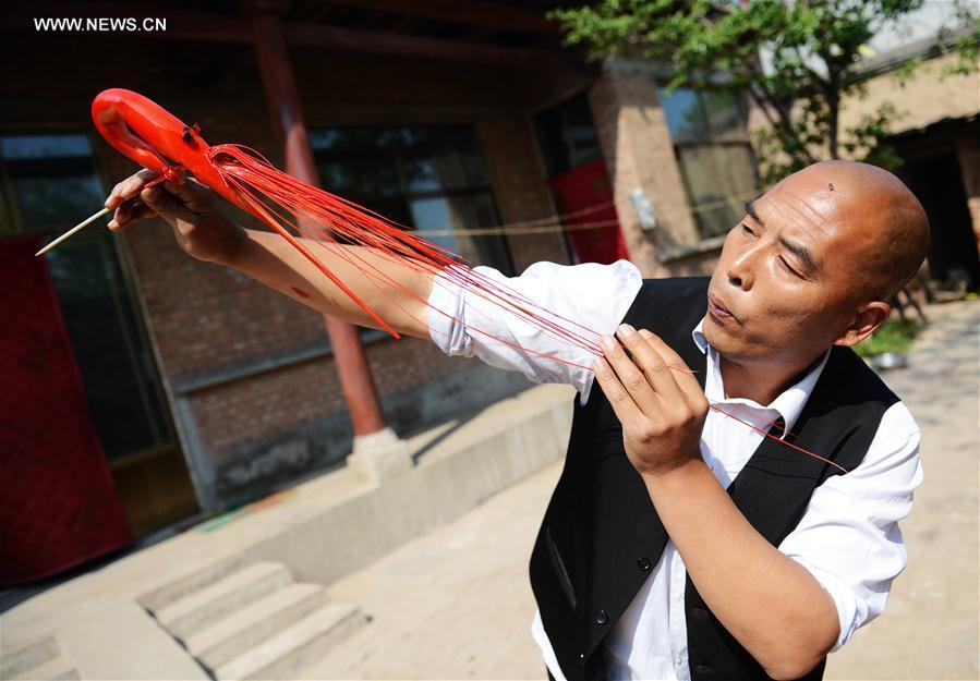 Craftsman creates sugar figures in Hebei