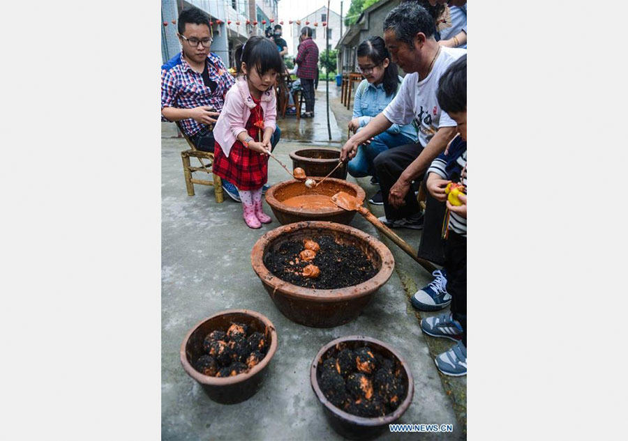 People greet upcoming 'lixia' with folk custom in E China