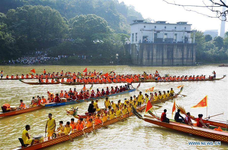 Dragon boat competition held in Jiangxi