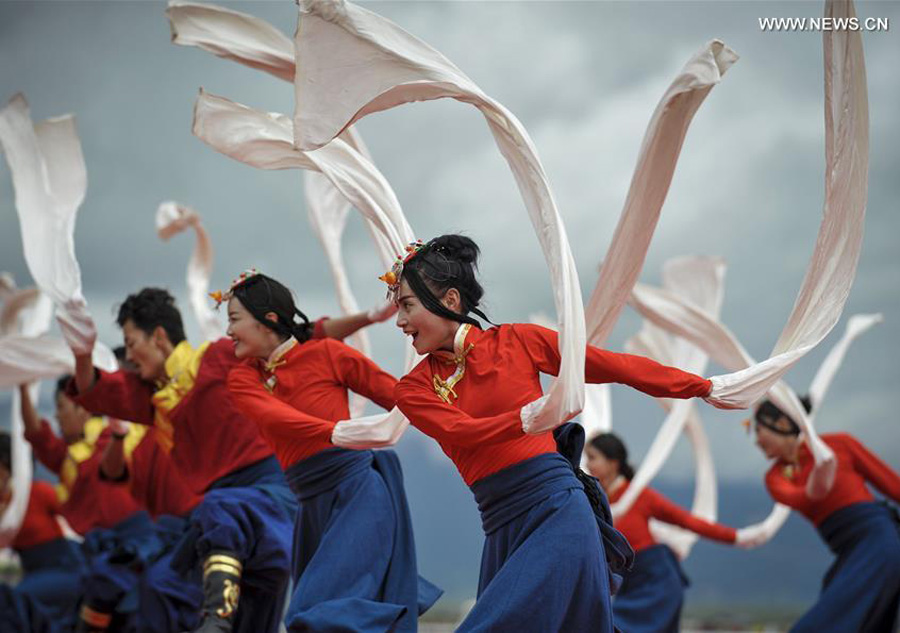 Ethnic traditional horse race festival kicks off in Shangri-la, Yunnan province