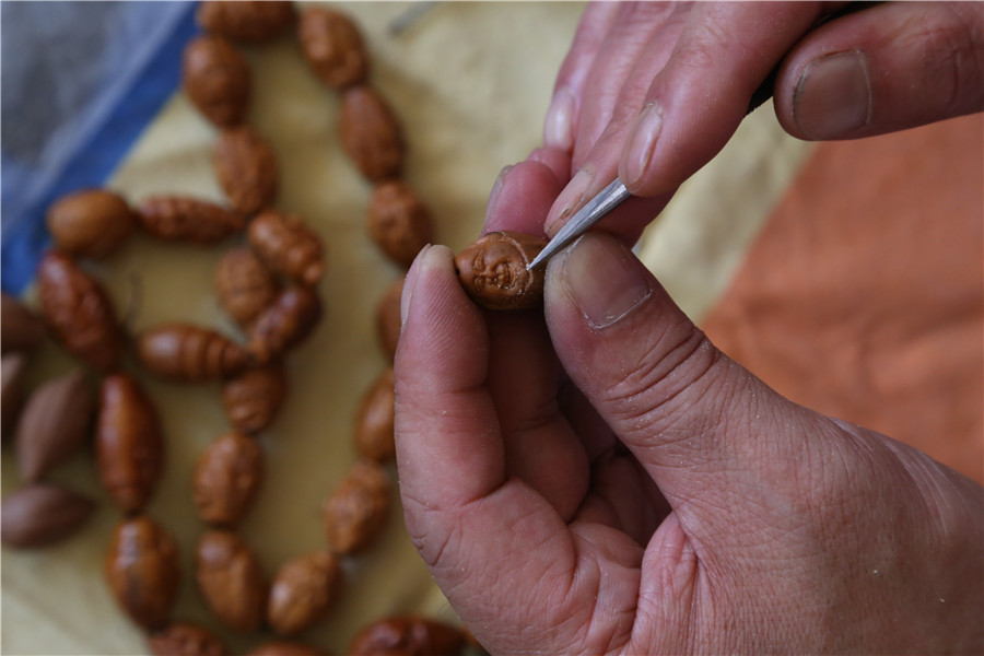 Folk artist creates incredible pit carving in Gansu