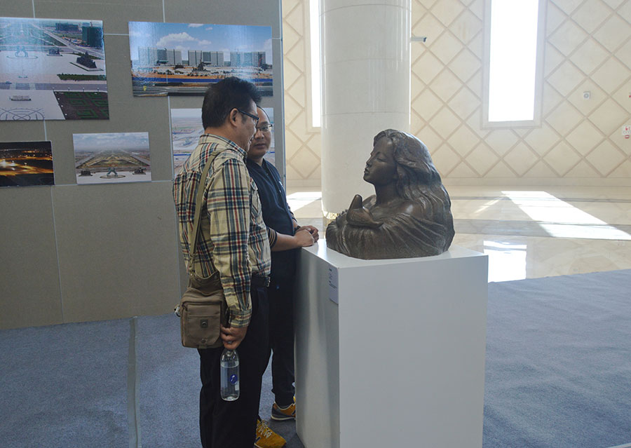 Sculptor He E's artworks highlight cultural expo in Ordos