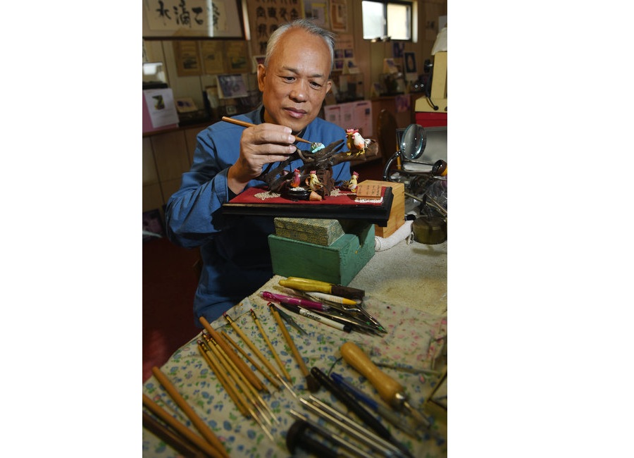 Taiwan artist sculpts a mini rooster to welcome the Year of Rooster