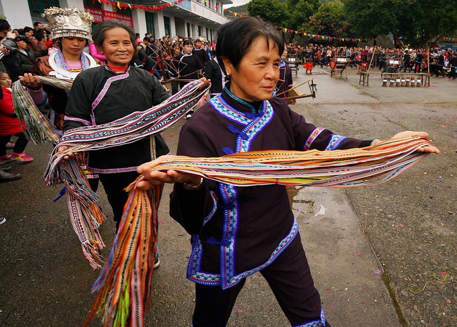 Annual weaving festival kicks off in Guangxi