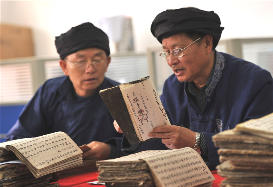 Old scholars help preserve ancient Shui script in SW China