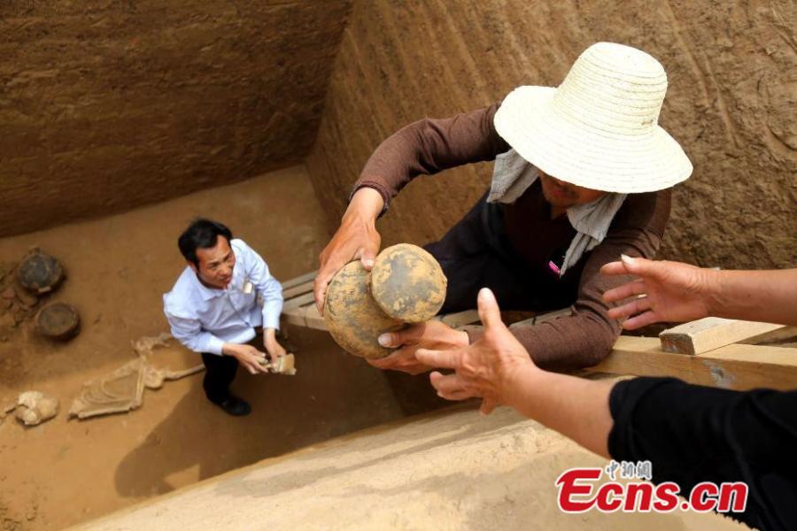 Archaeologists unearth Eastern Zhou Dynasty tombs