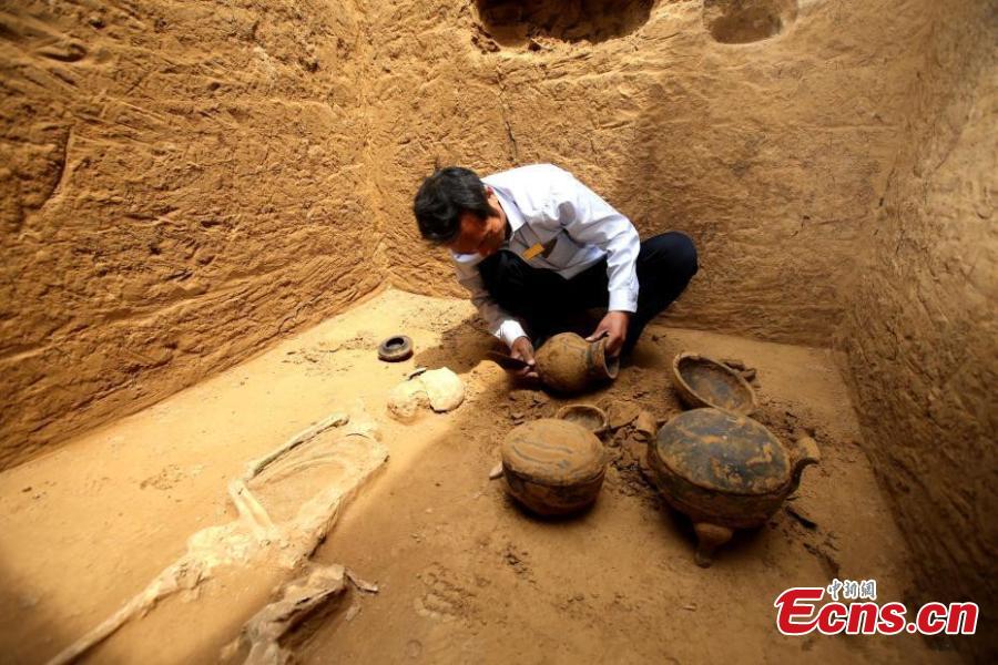 Archaeologists unearth Eastern Zhou Dynasty tombs