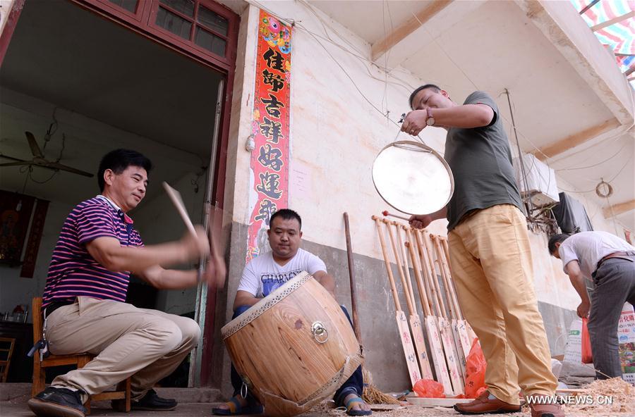 People in E China prepare for dragon boat competition