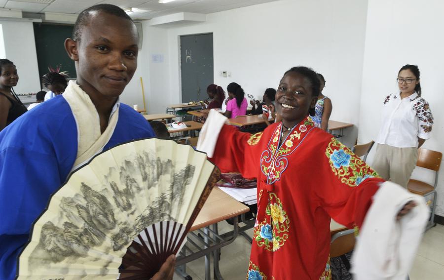 Guests of Summer Davos invited to taste Peking Opera