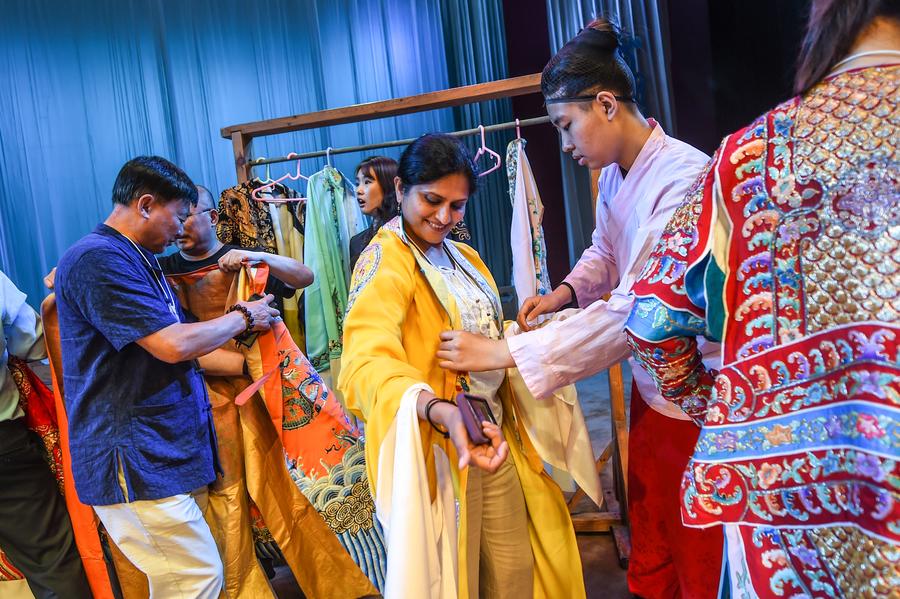 Guests of Summer Davos invited to taste Peking Opera