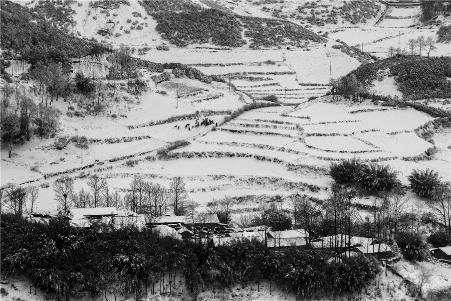 Photographers capture daily life of mountainous Yi people