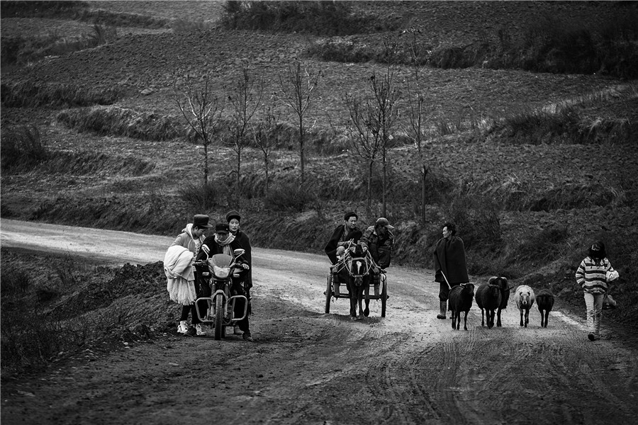 Photographers capture daily life of mountainous Yi people